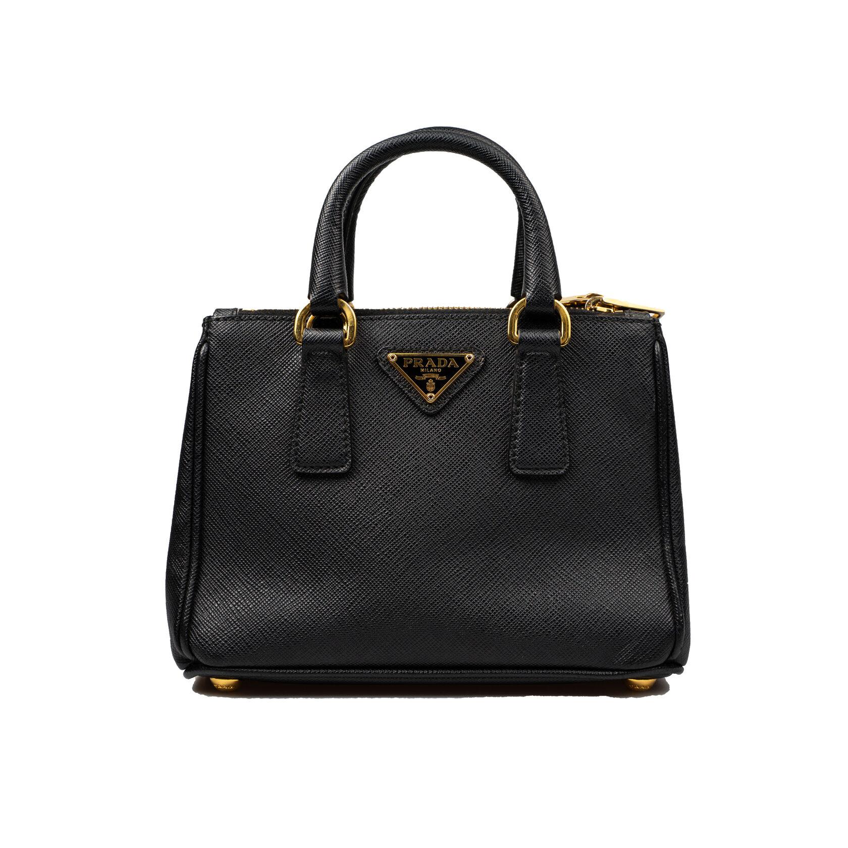 CONDITION: A: Excellent condition with few signs of use; carefully kept.
PACKAGE: Adjustable shoulder strap
DUSTBAG: Yes
SIZE: 17/13/9 cm; Adjustable shoulder strap min 126 cm - max 137 cm.
BRAND: PRADA
MODEL: Galleria Micro
MATERIAL: Saffiano