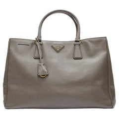 PRADA Galleria Saffiano Elefantengraue Leder-Tragetasche mit dreieckigem Logo