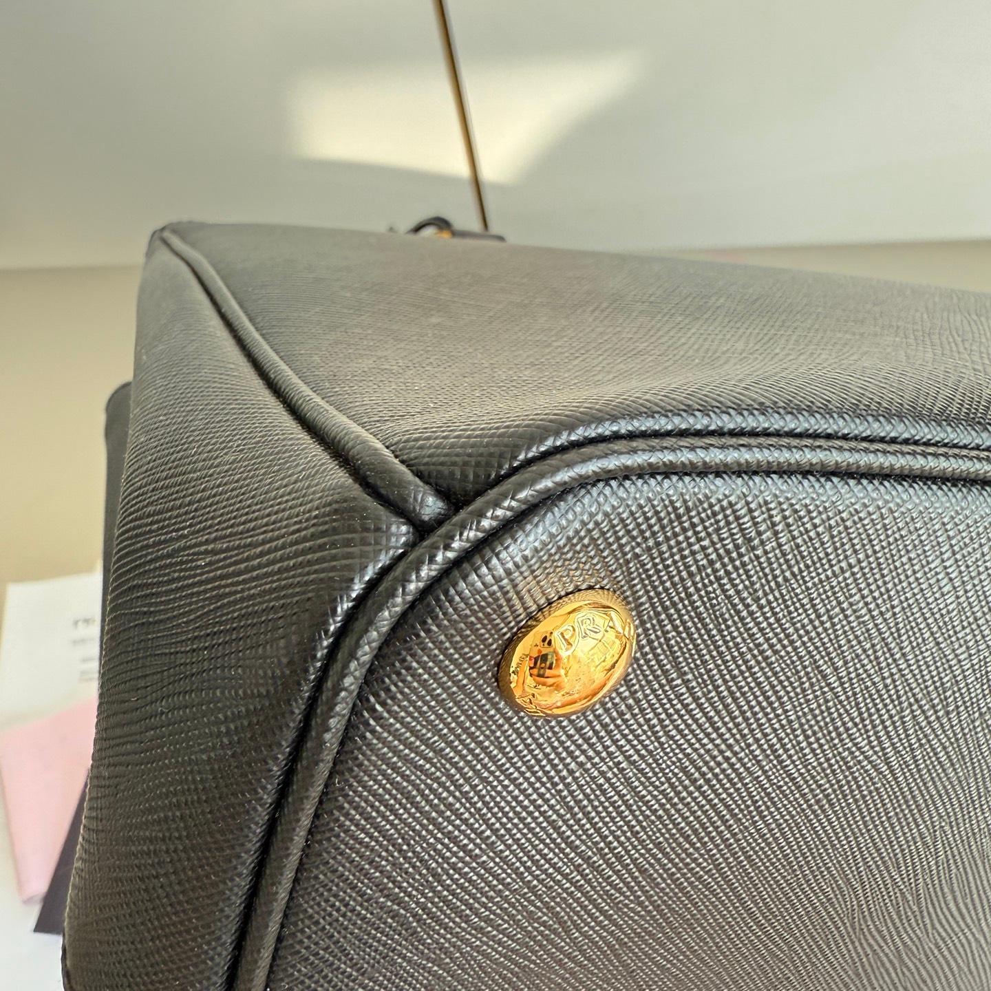 Prada Galleria Saffiano Leather Large Black with Strap en vente 5