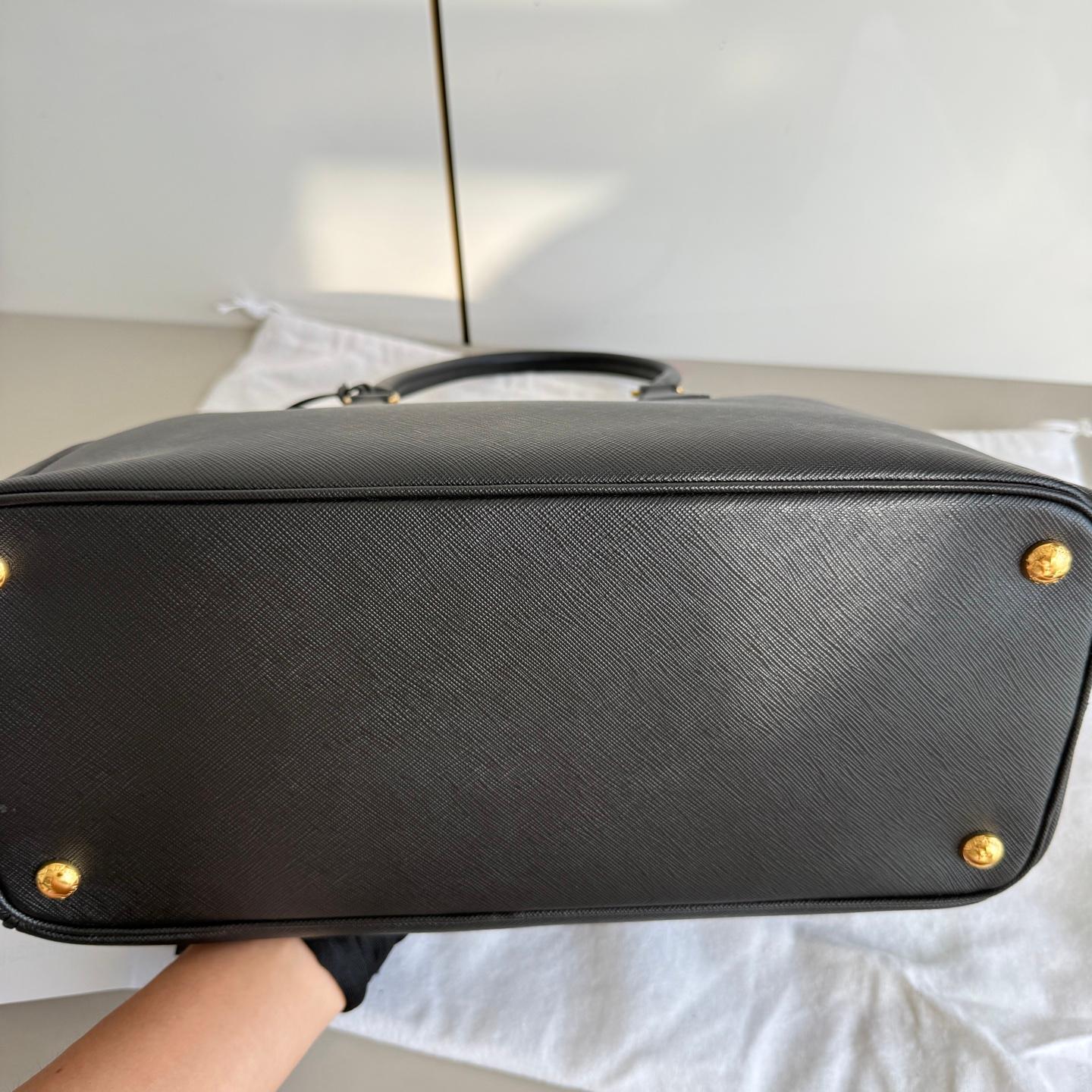 Prada Galleria Saffiano Leather Large Black with Strap en vente 6