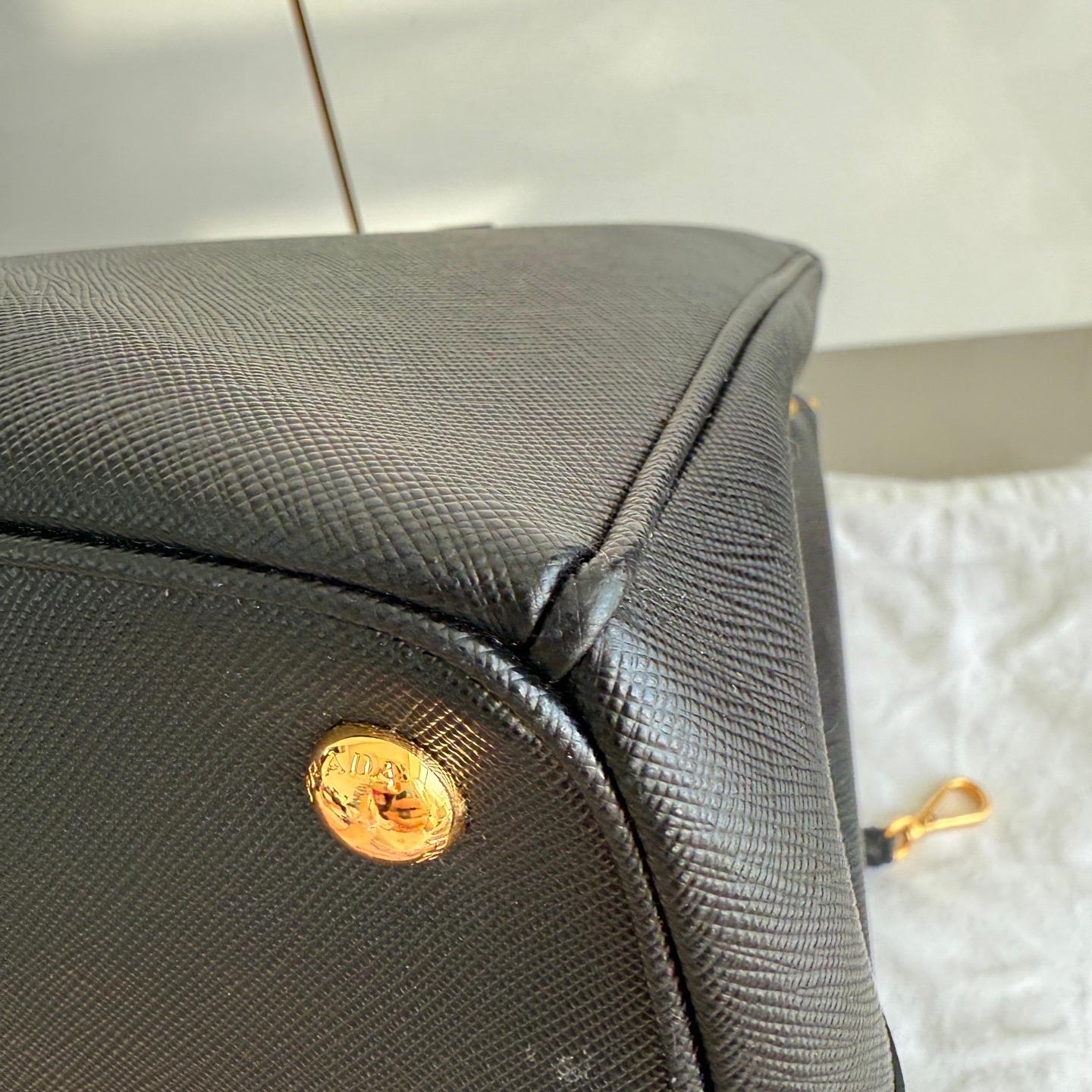 Prada Galleria Saffiano Leather Large Black with Strap en vente 7