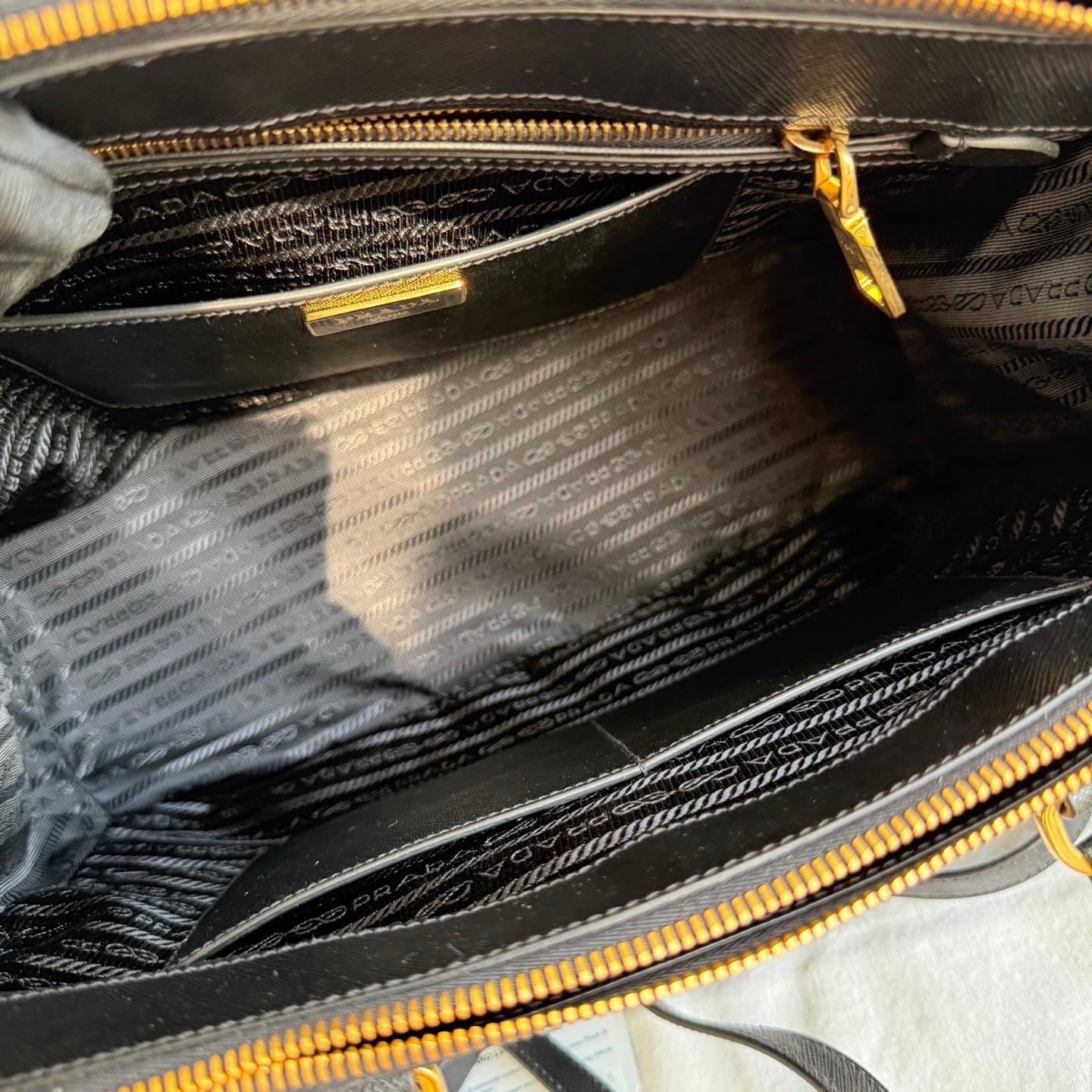 Prada Galleria Saffiano Leather Large Black with Strap en vente 8