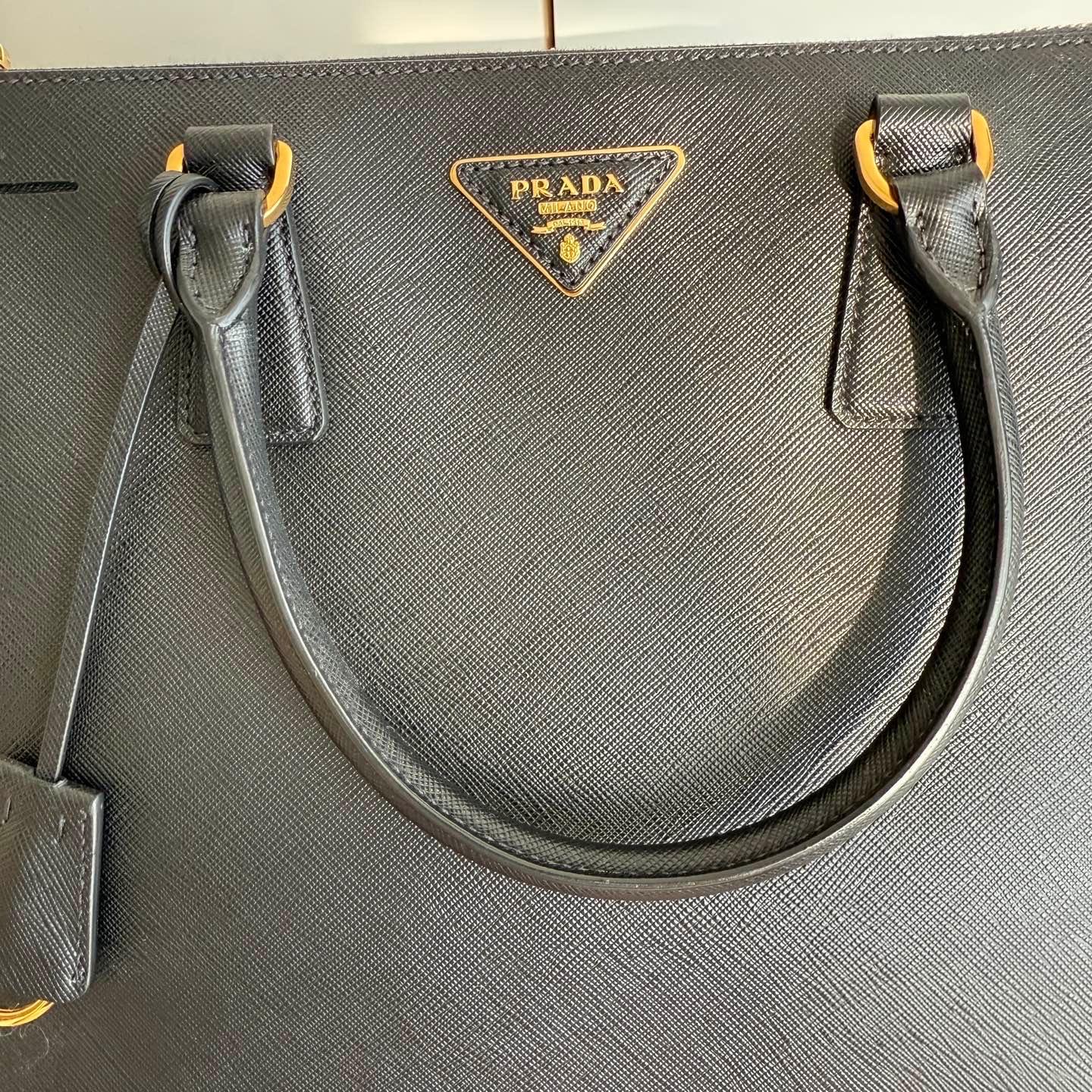 Prada Galleria Saffiano Leather Large Black with Strap en vente 9