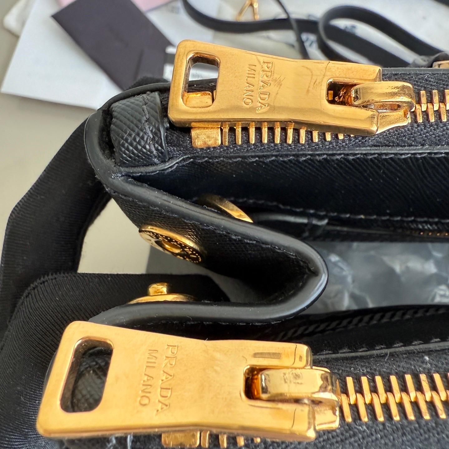 Prada Galleria Saffiano Leather Large Black with Strap en vente 11