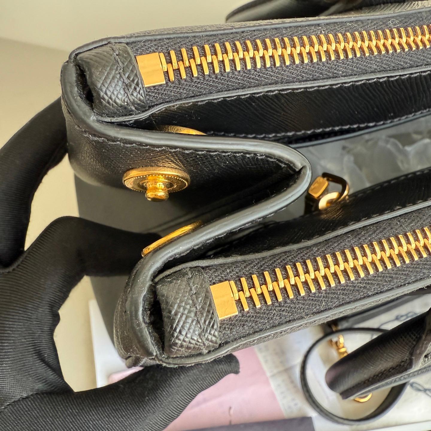 Prada Galleria Saffiano Leather Large Black with Strap Excellent état - En vente à AUBERVILLIERS, FR