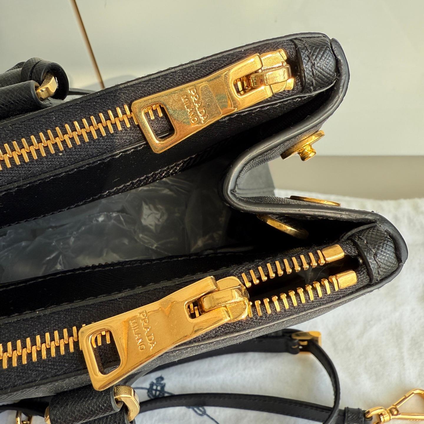 Prada Galleria Saffiano Leather Large Black with Strap Pour femmes en vente