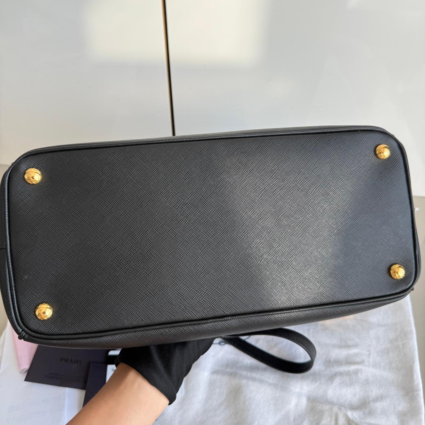 Prada Galleria Saffiano Leather Large Black with Strap en vente 1