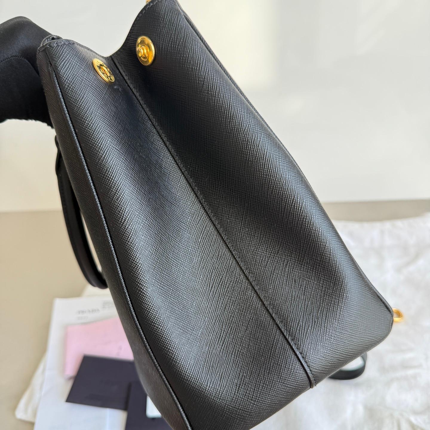 Prada Galleria Saffiano Leather Large Black with Strap en vente 2