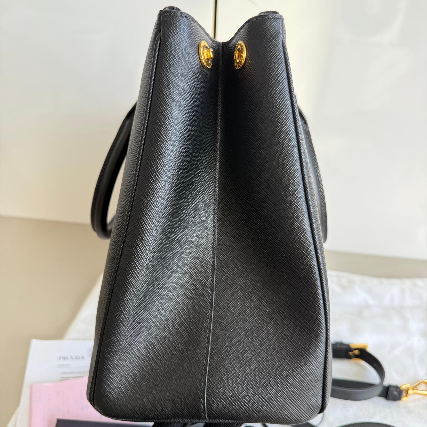 Prada Galleria Saffiano Leather Large Black with Strap en vente 3
