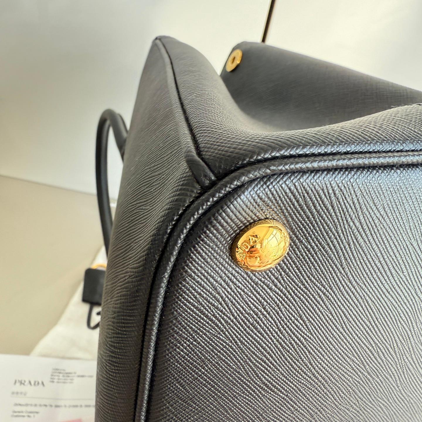 Prada Galleria Saffiano Leather Large Black with Strap en vente 4