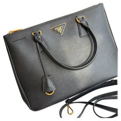 Prada Galleria in pelle saffiano grande nera con cinturino