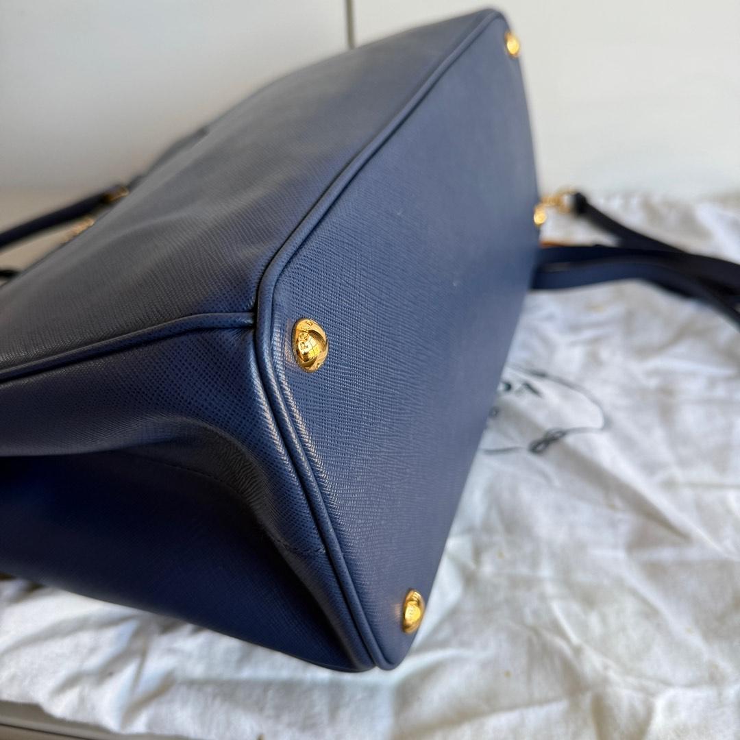 Prada Galleria Large en cuir Saffiano Navy avec bandoulière en vente 5