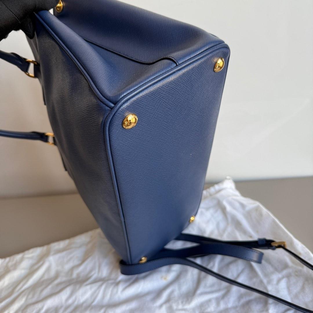 Prada Galleria Large en cuir Saffiano Navy avec bandoulière en vente 6