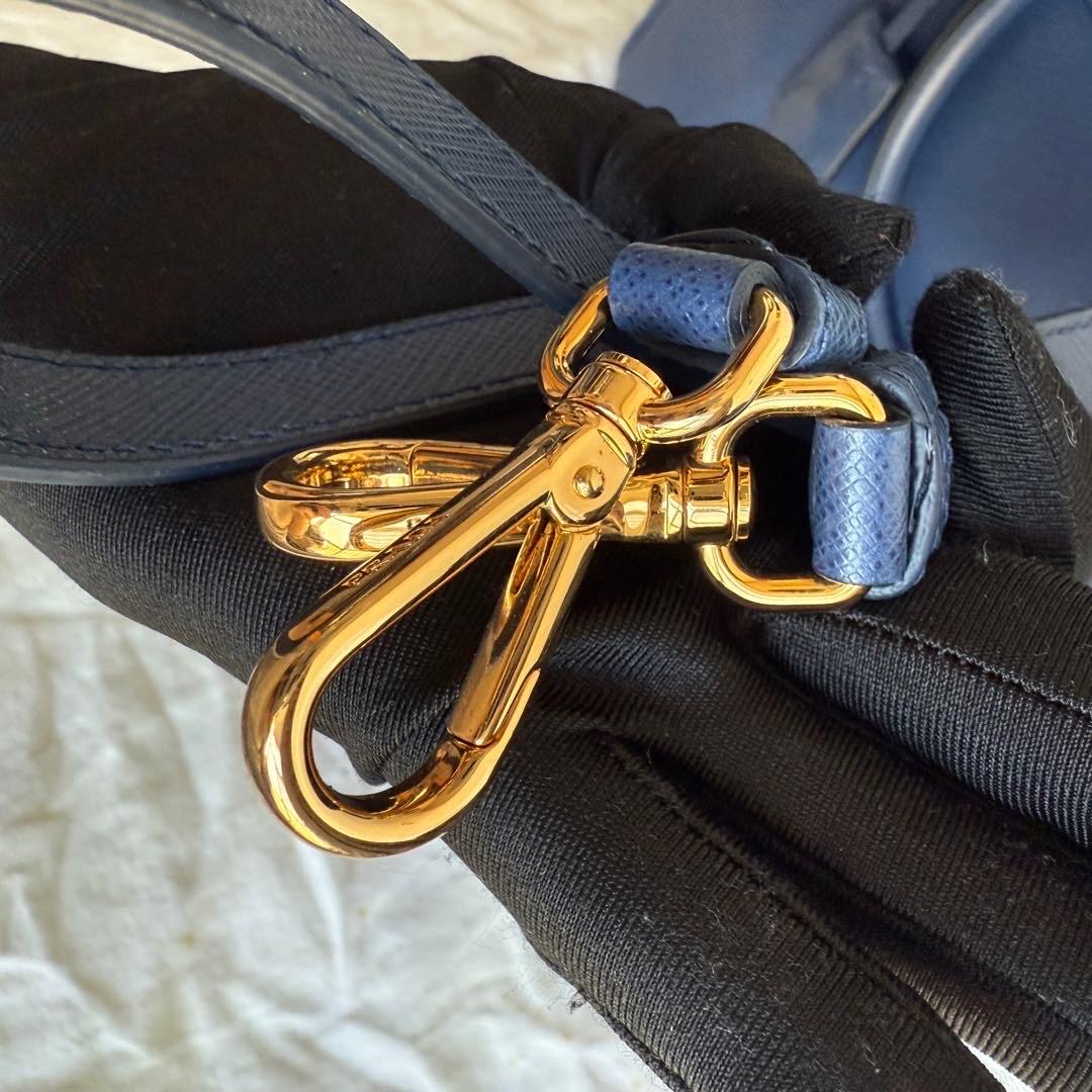 Prada Galleria Large en cuir Saffiano Navy avec bandoulière en vente 9