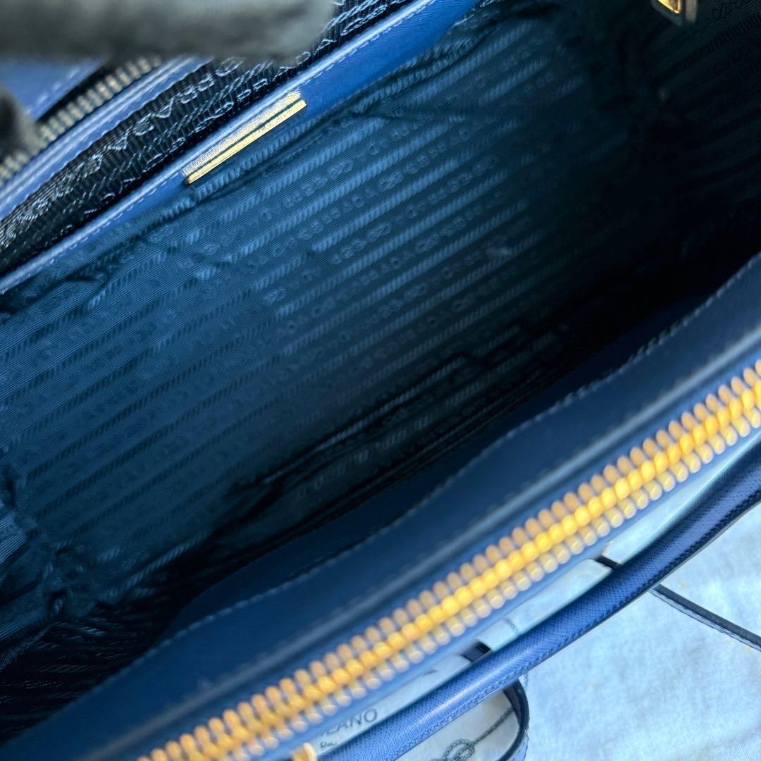 Prada Galleria Large en cuir Saffiano Navy avec bandoulière en vente 10