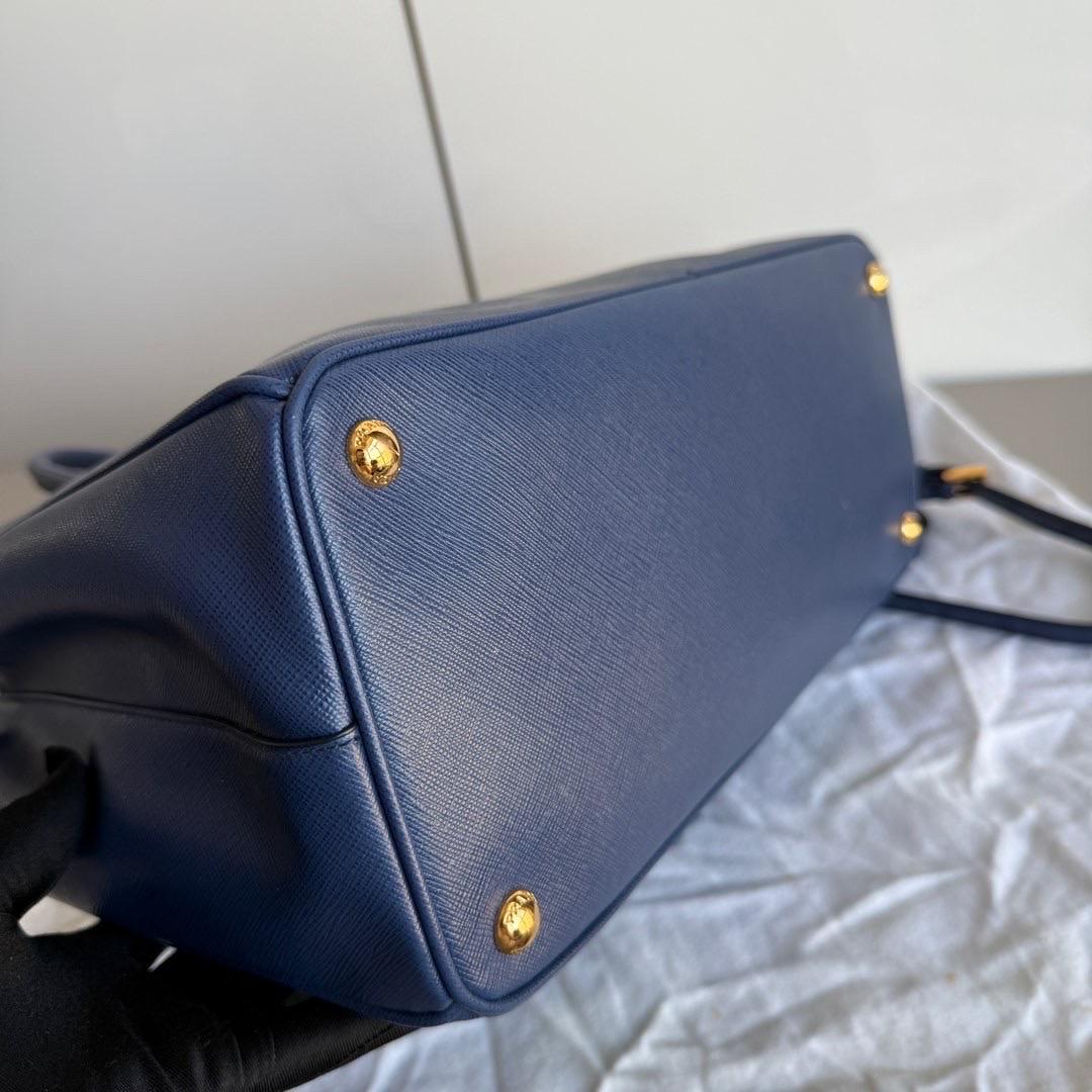 Prada Galleria Large en cuir Saffiano Navy avec bandoulière en vente 11