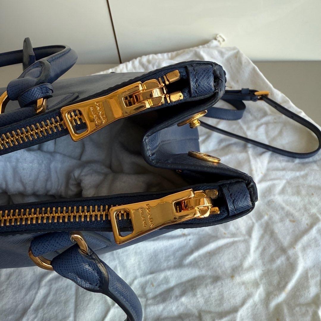 Prada Galleria Large en cuir Saffiano Navy avec bandoulière en vente 12