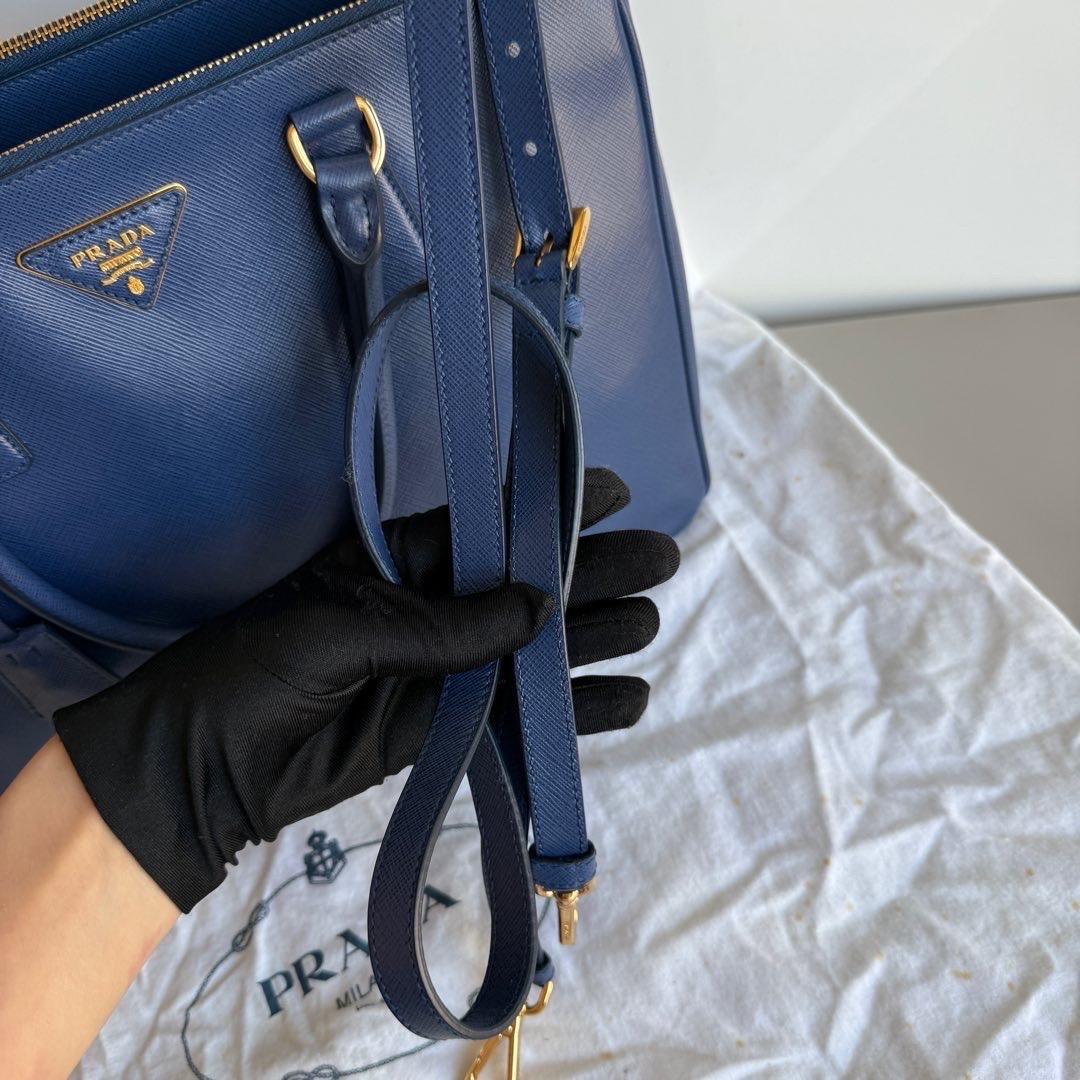 Prada Galleria Large en cuir Saffiano Navy avec bandoulière en vente 14