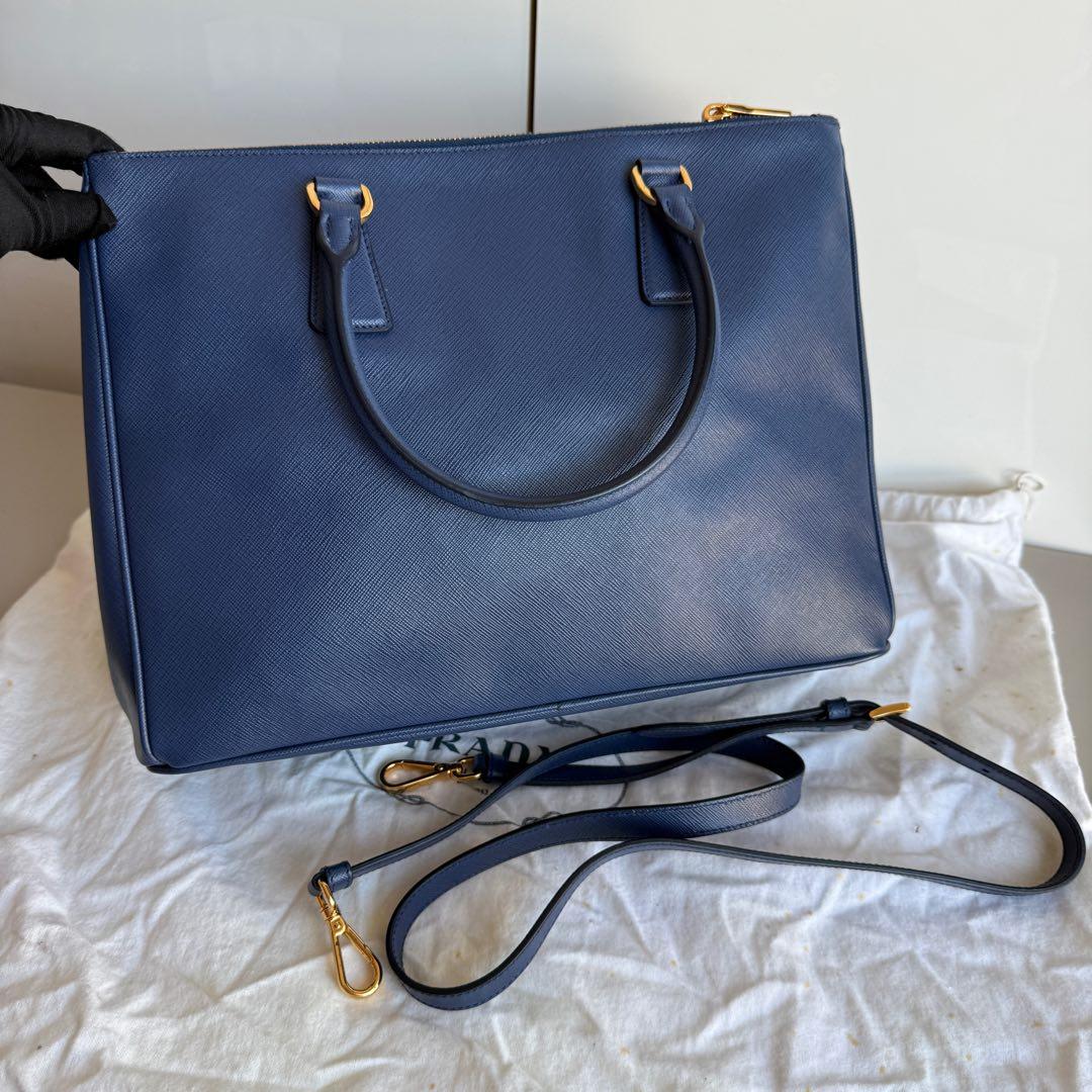 Prada Galleria Large en cuir Saffiano Navy avec bandoulière
Il s'agit de photos professionnelles du sac offert par Luxbags.
ÉTAT : NEUF COMME NEUF
Quelques plis de cuir mais pas d'éraflures
DÉTAILS

Prada
Galleria
Taille : Petit
Dimensions : Largeur