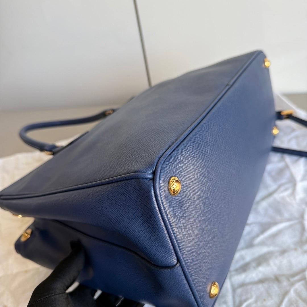 Prada Galleria Large en cuir Saffiano Navy avec bandoulière en vente 15