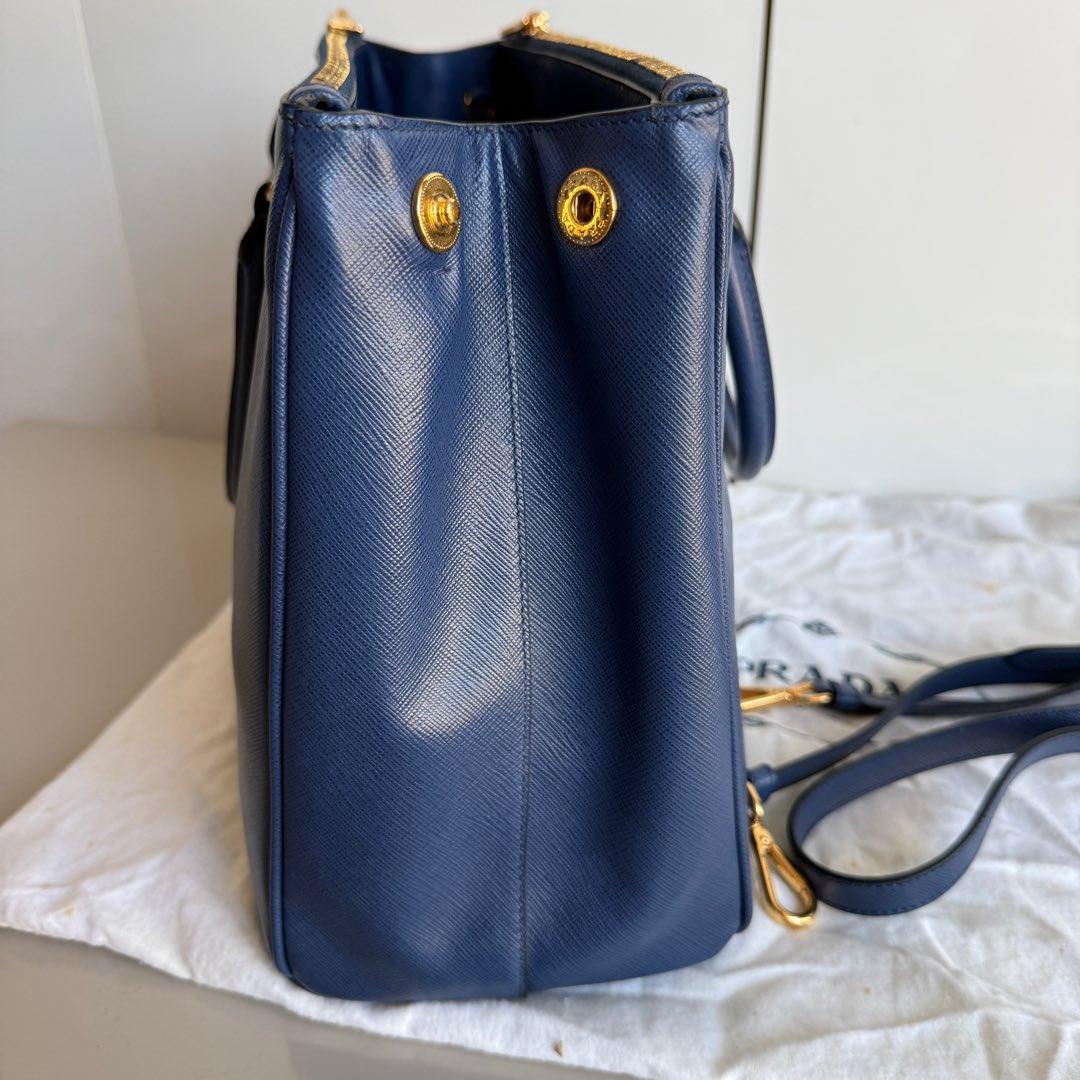 Violet Prada Galleria Large en cuir Saffiano Navy avec bandoulière en vente