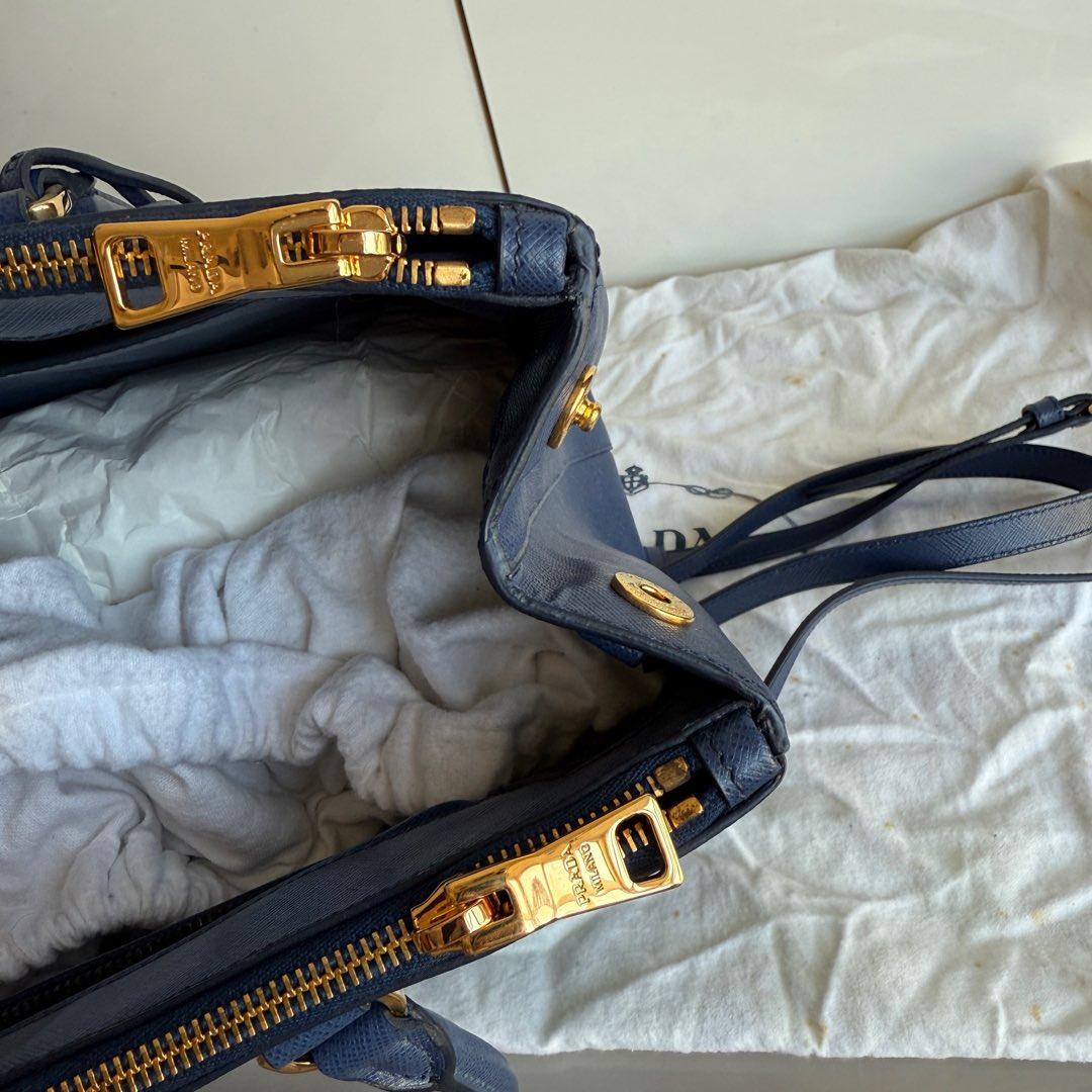 Prada Galleria Large en cuir Saffiano Navy avec bandoulière Excellent état - En vente à AUBERVILLIERS, FR
