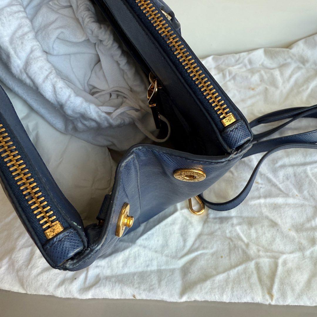 Prada Galleria Large en cuir Saffiano Navy avec bandoulière Pour femmes en vente