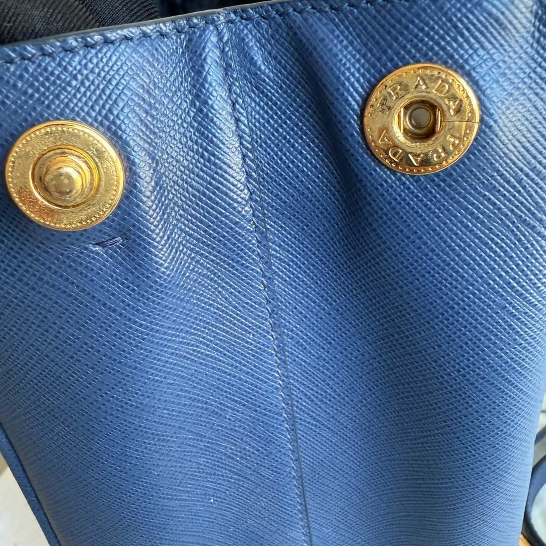 Prada Galleria Large en cuir Saffiano Navy avec bandoulière en vente 1