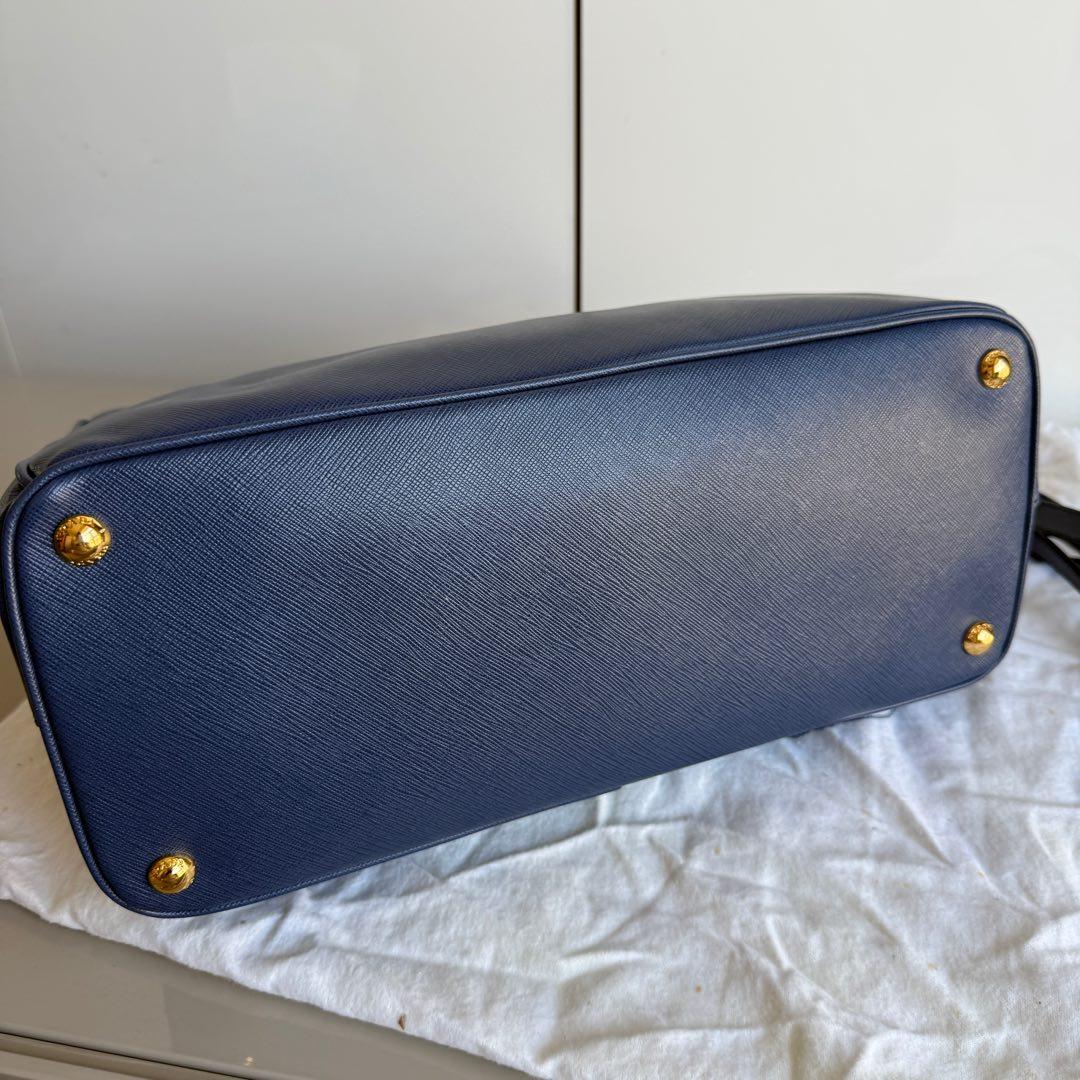 Prada Galleria Large en cuir Saffiano Navy avec bandoulière en vente 2