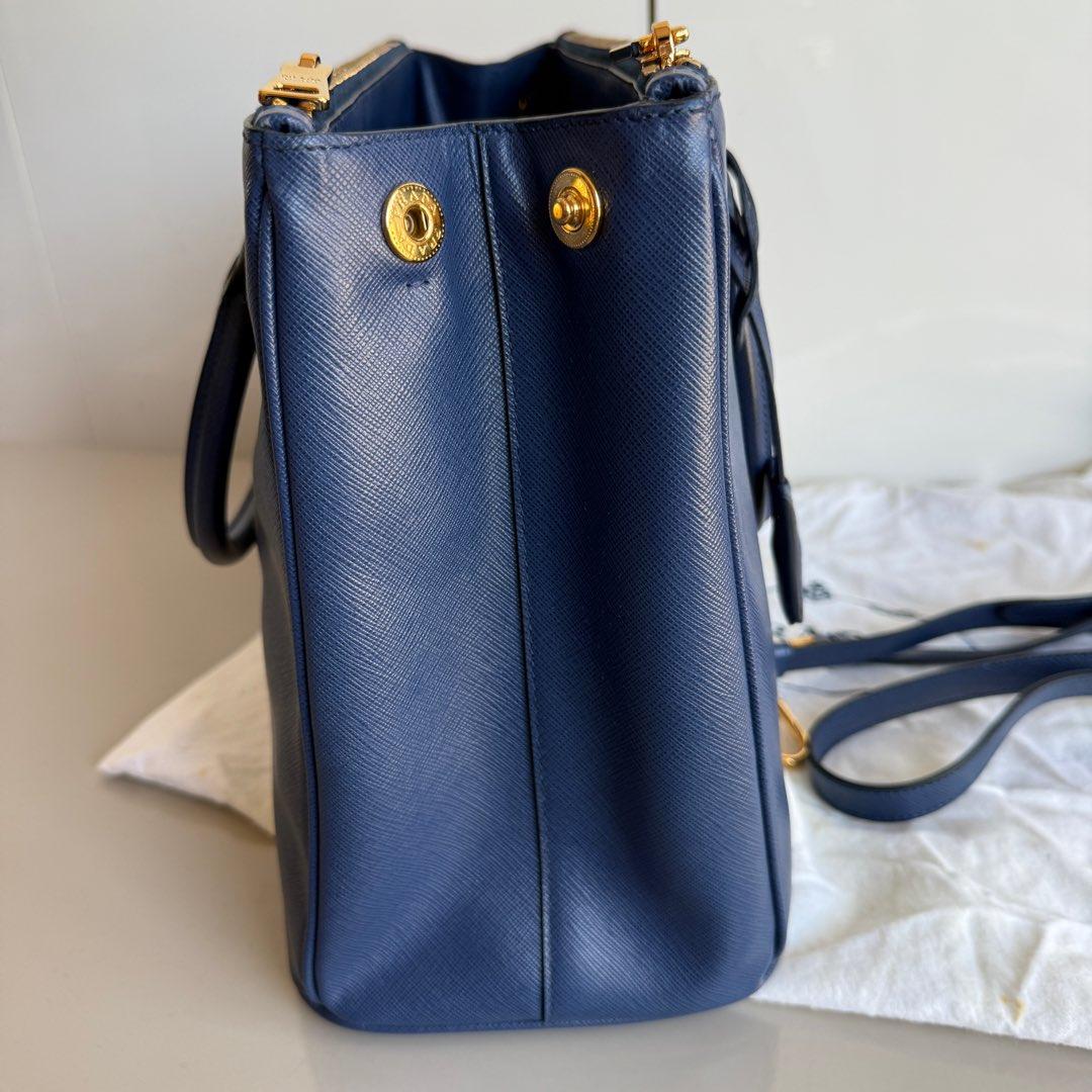 Prada Galleria Large en cuir Saffiano Navy avec bandoulière en vente 3
