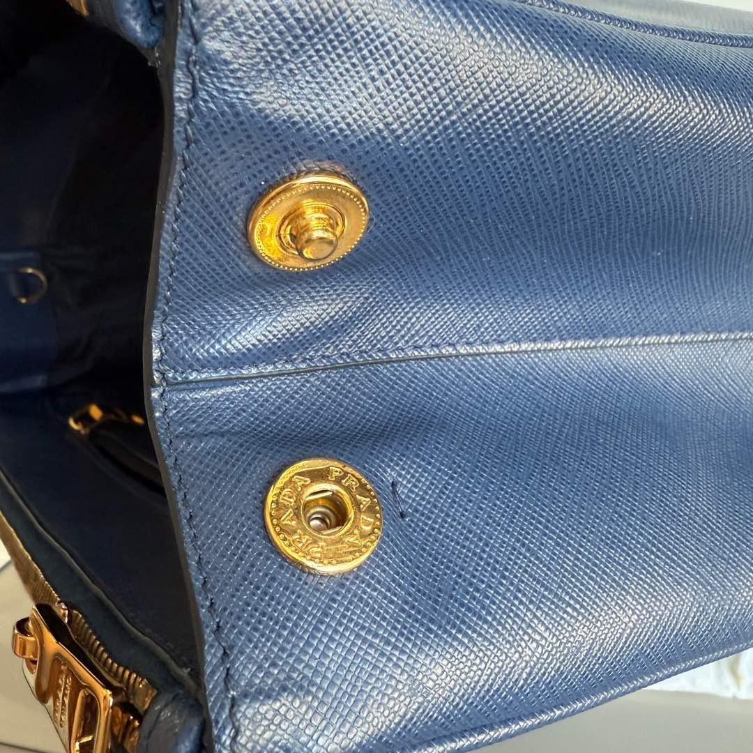 Prada Galleria Large en cuir Saffiano Navy avec bandoulière en vente 4