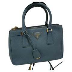 Prada Galleria Saffiano Mini-Handtasche aus Leder in Grau und Blau mit Riemen
