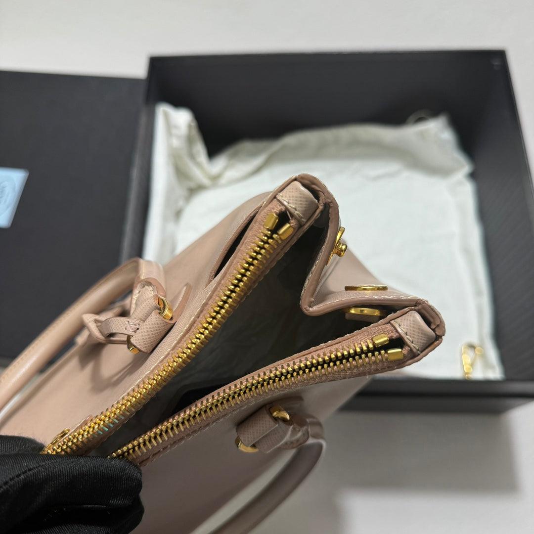 Prada Galleria Saffiano Leather Small Light Pink Handbag with Strap For Sale 6