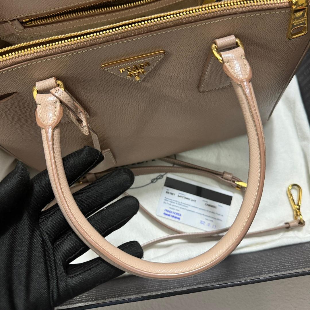 Prada Galleria Saffiano Leather Small Light Pink Handbag with Strap For Sale 9