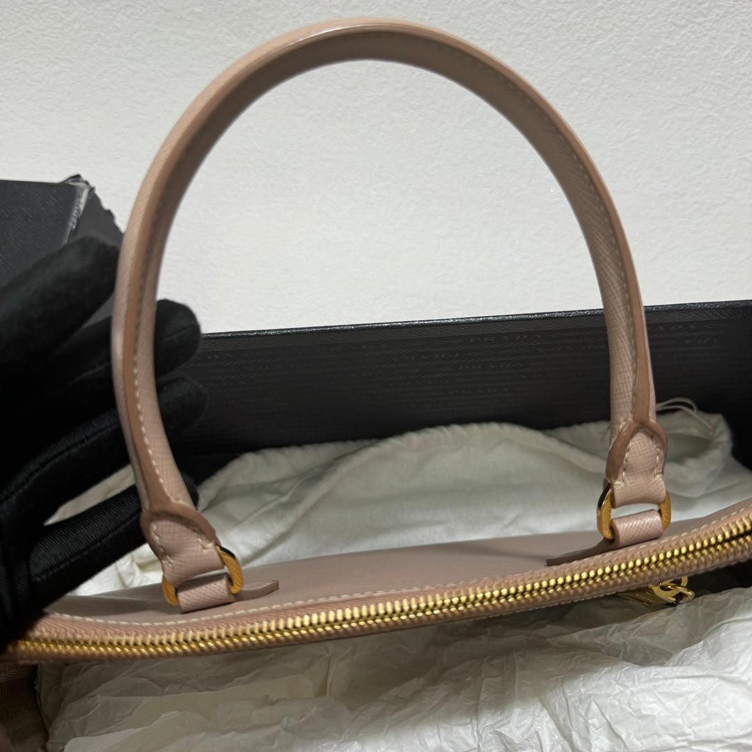 Prada Galleria Saffiano Leather Small Light Pink Handbag with Strap For Sale 10