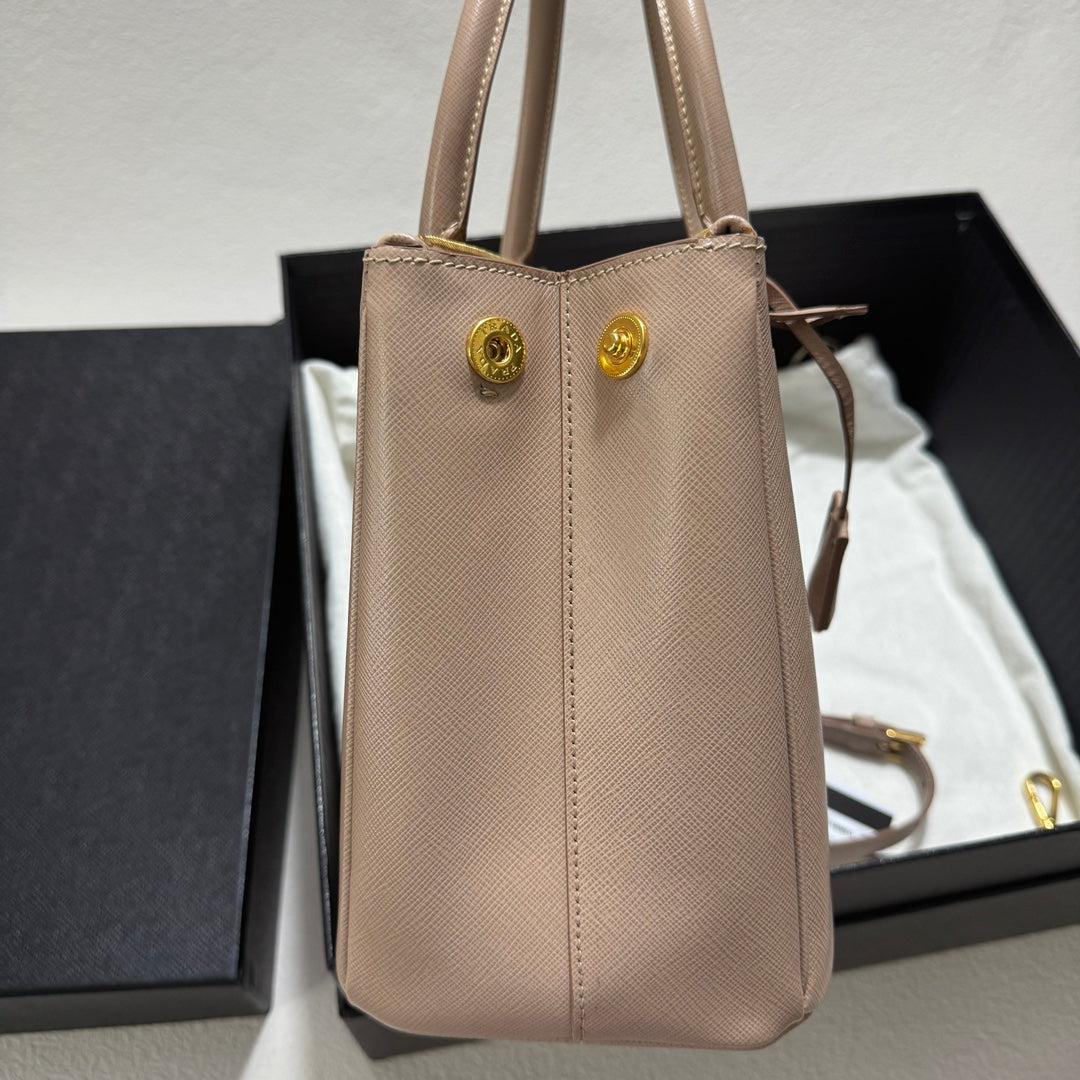 Prada Galleria Saffiano Leather Small Light Pink Handbag with Strap In Excellent Condition For Sale In AUBERVILLIERS, FR