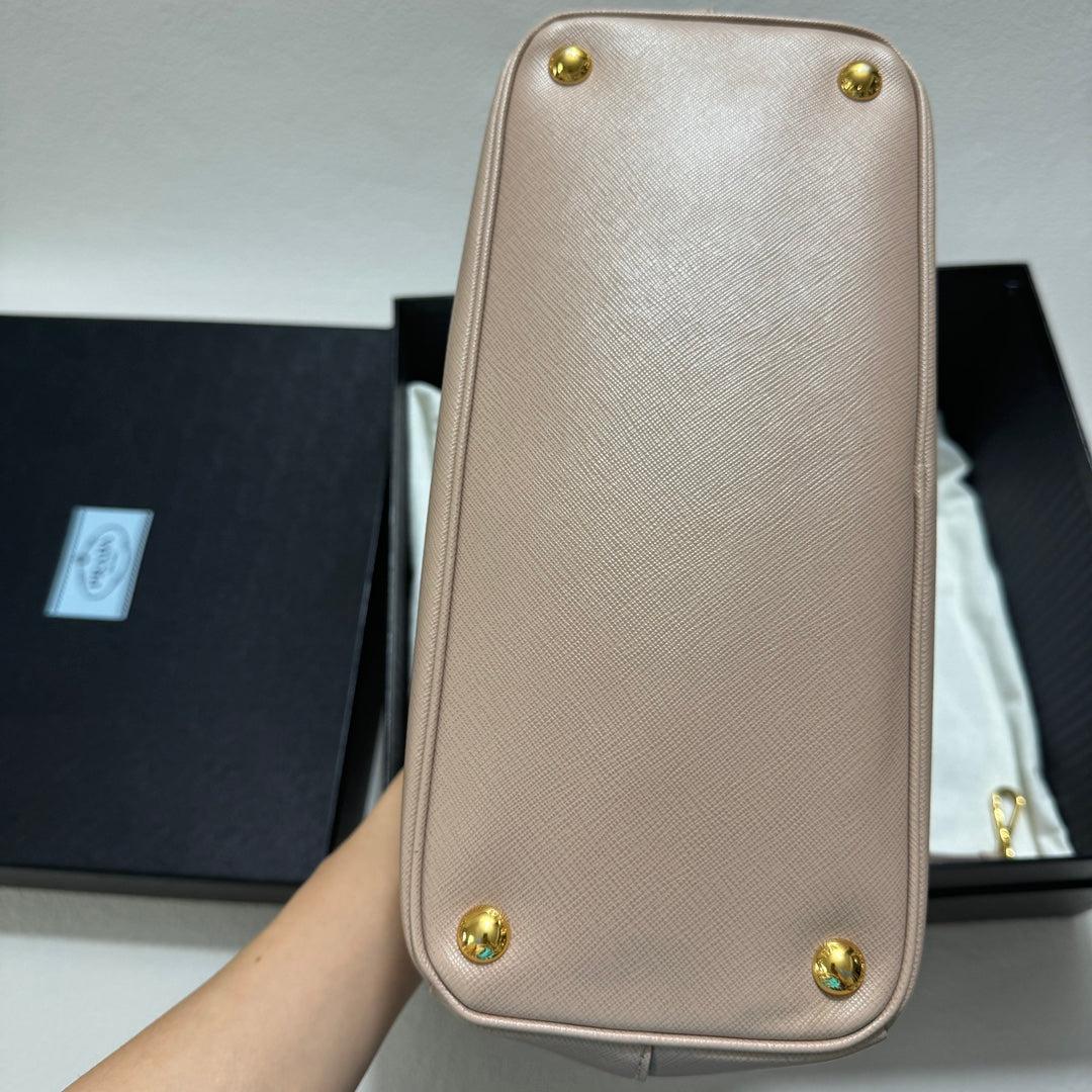 Women's Prada Galleria Saffiano Leather Small Light Pink Handbag with Strap For Sale