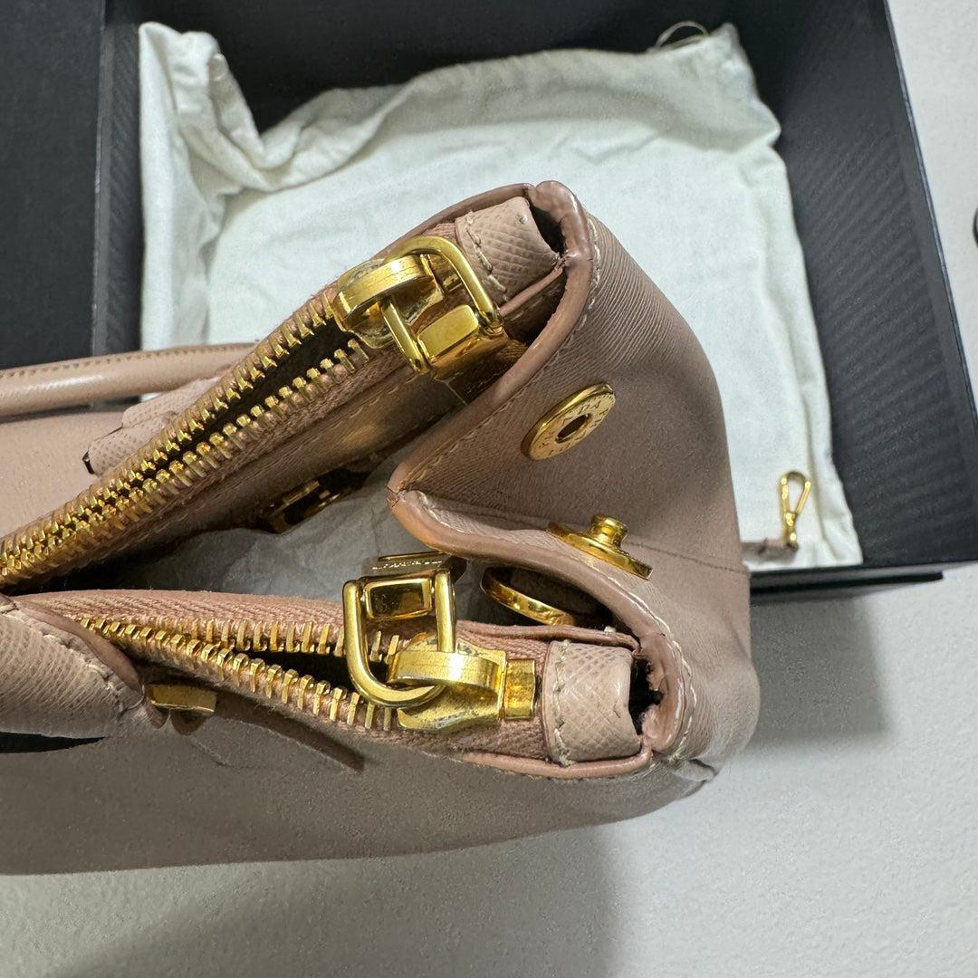 Prada Galleria Saffiano Leather Small Light Pink Handbag with Strap For Sale 3