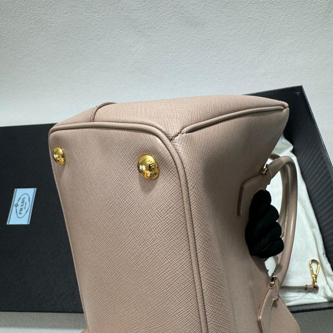 Prada Galleria Saffiano Leather Small Light Pink Handbag with Strap For Sale 4
