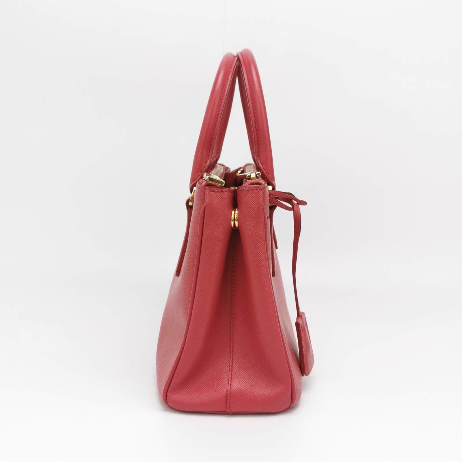 Prada Galleria Saffiano Leather Small Pink Handbag with Strap In Excellent Condition For Sale In AUBERVILLIERS, FR