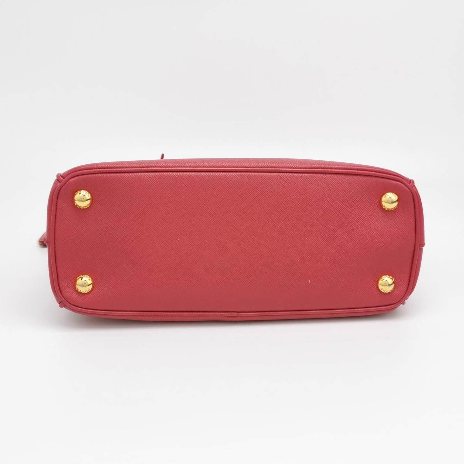 Prada Galleria Saffiano Leather Small Pink Handbag with Strap For Sale 1