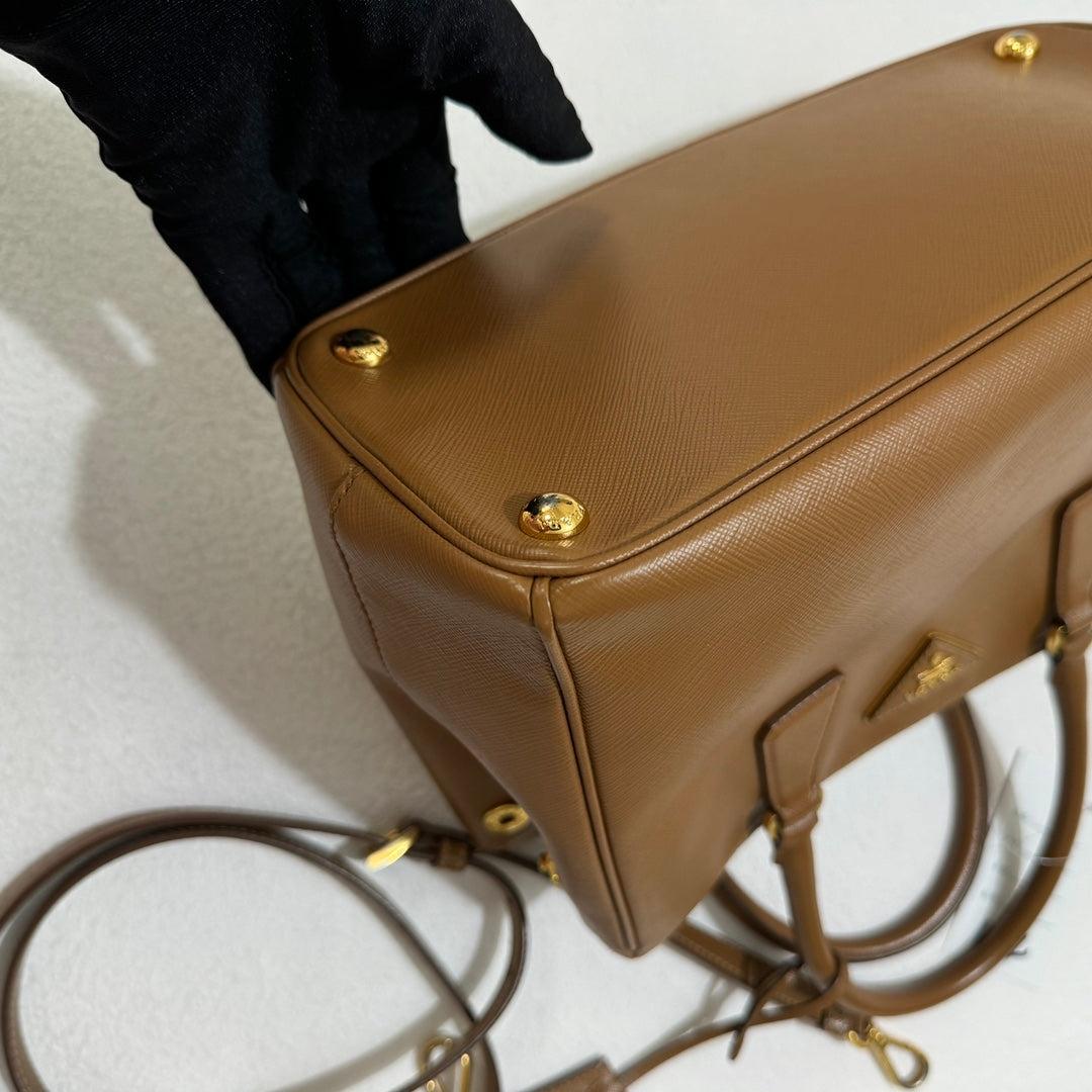 Prada Galleria Saffiano Leder Klein Tan Braun Handtasche mit Riemen 25cm 7