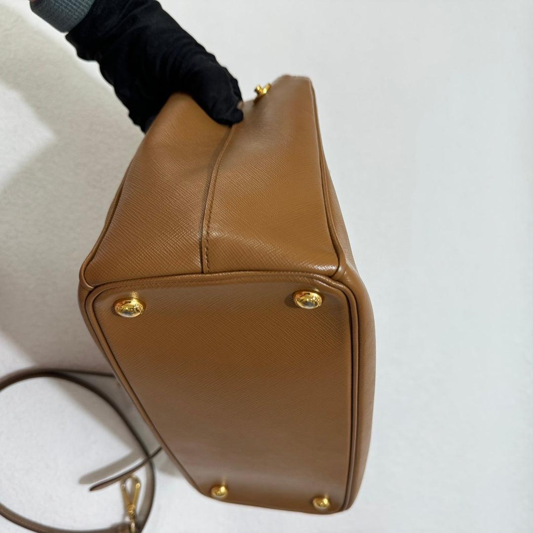 Prada Galleria Saffiano Leder Klein Tan Braun Handtasche mit Riemen 25cm 8