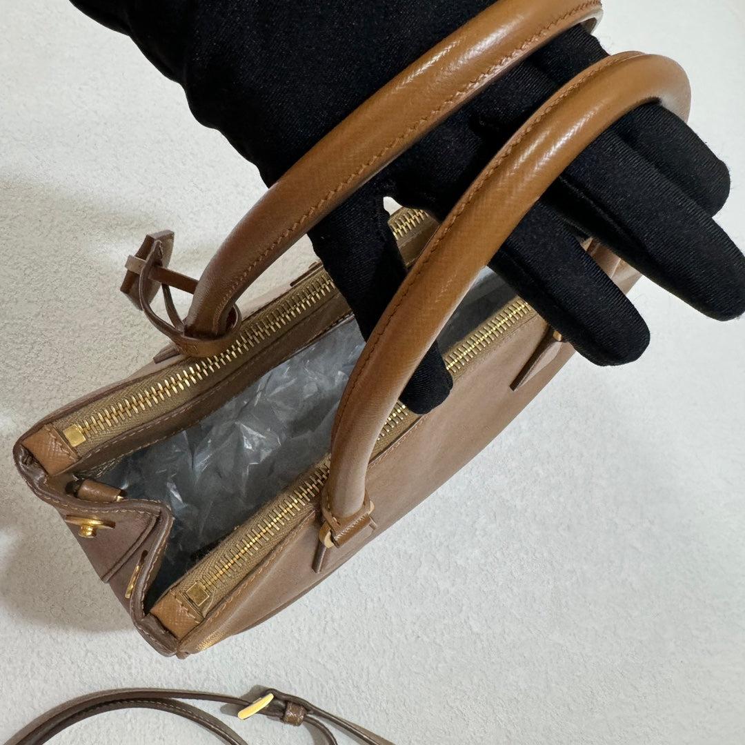 Prada Galleria Saffiano Leder Klein Tan Braun Handtasche mit Riemen 25cm 9