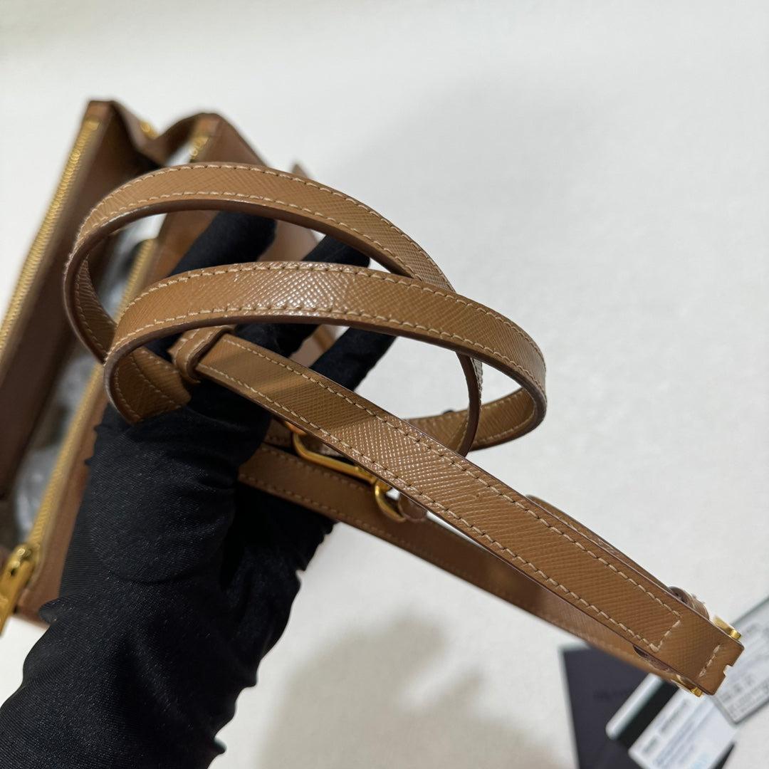 Prada Galleria Saffiano Leder Klein Tan Braun Handtasche mit Riemen 25cm 12
