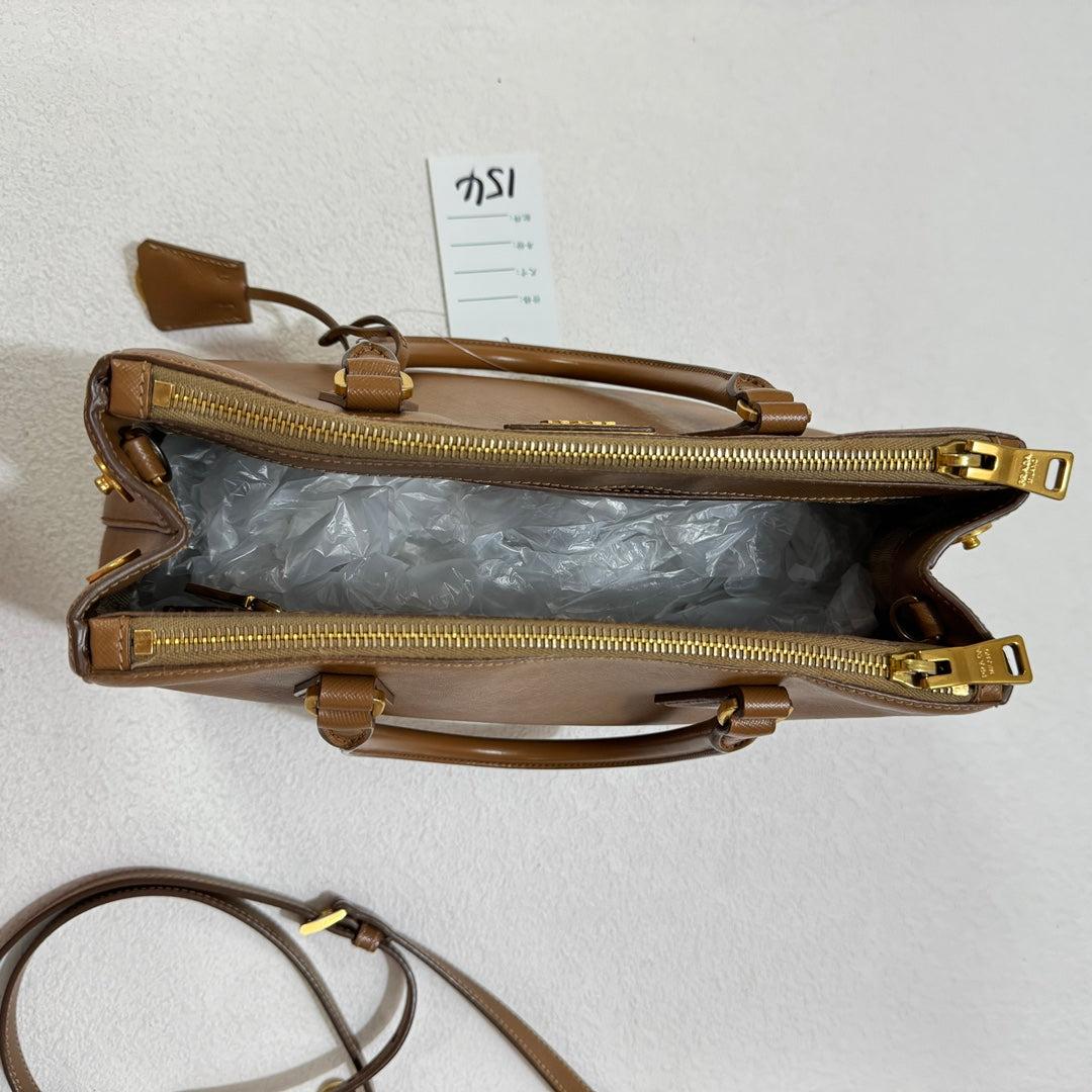 Prada Galleria Saffiano Leder Klein Tan Braun Handtasche mit Riemen 25cm 14