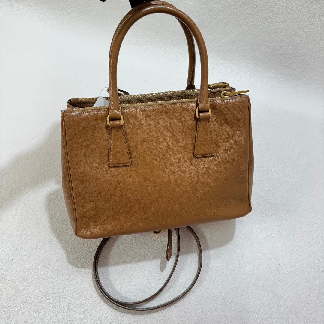 Prada Galleria Saffiano Leder Klein Tan Braun Handtasche mit Riemen 25cm
 Dies sind professionelle Fotos der tatsächlich von Luxbags angebotenen Tasche.
 ZUSTAND: NEUWERTIG
  
 DETAILS
 
 Prada
 Galleria
 Größe: Klein
 Abmessungen: Breite 26cm;