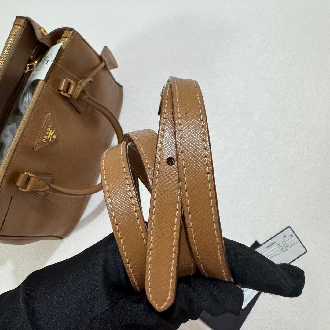 Prada Galleria Saffiano Leder Klein Tan Braun Handtasche mit Riemen 25cm im Zustand „Hervorragend“ in AUBERVILLIERS, FR