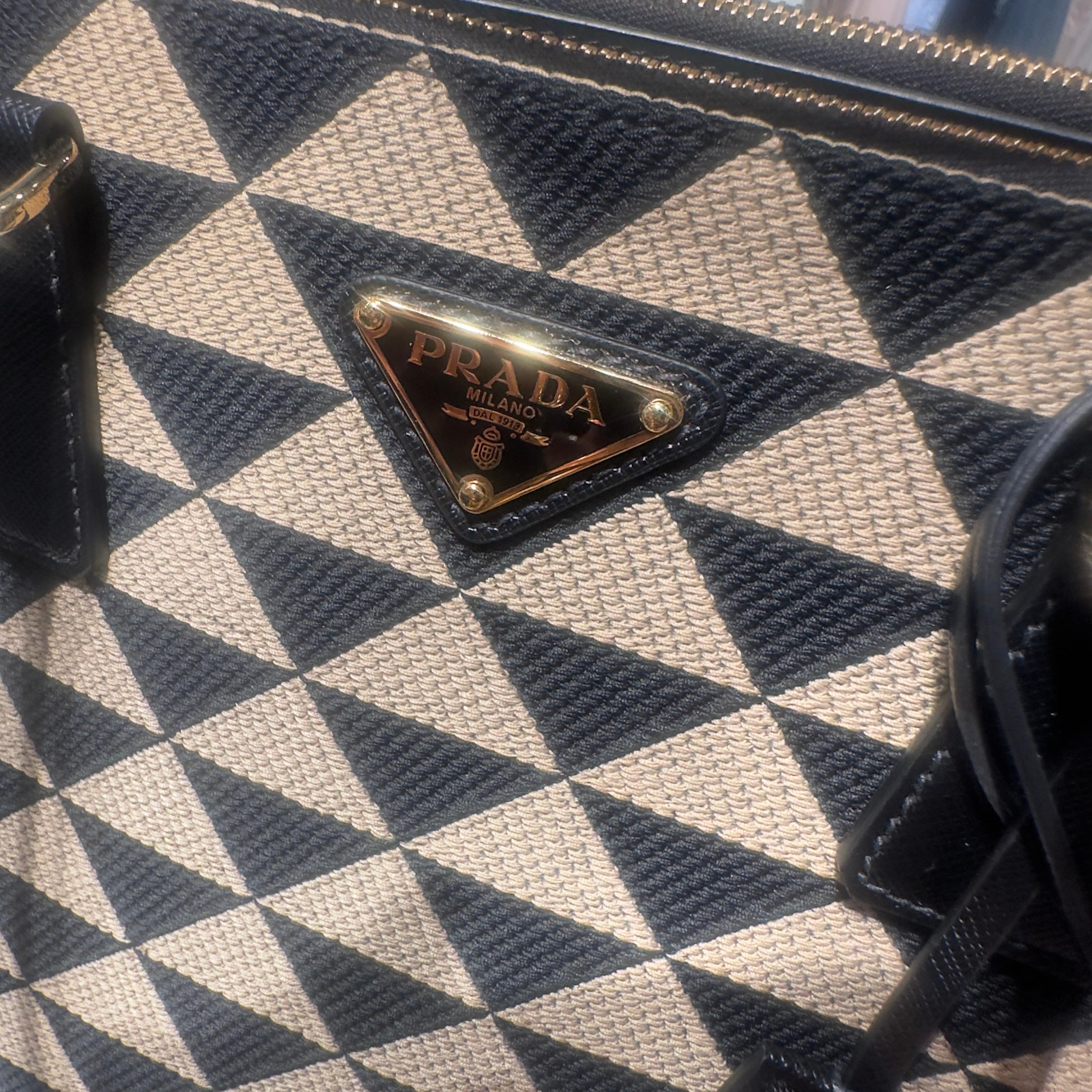 Prada Galleria geometric jacquard tote bag with black Saffiano leather and shoulder strap For Sale 3
