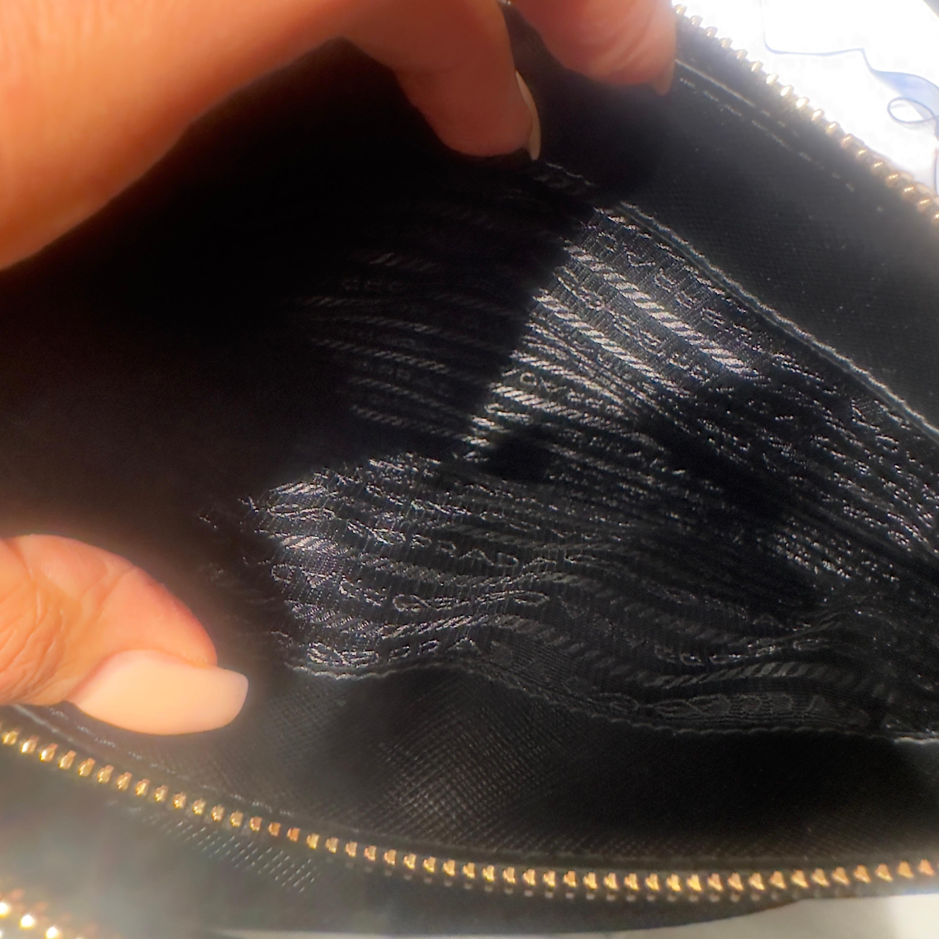 Prada Galleria geometric jacquard tote bag with black Saffiano leather and shoulder strap For Sale 4
